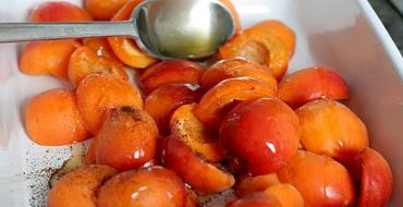 Cara memasak selai aprikot dalam sirup dalam irisan